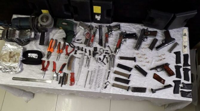 Kurusıkı silahları gerçeğe çeviren çeteye operasyon