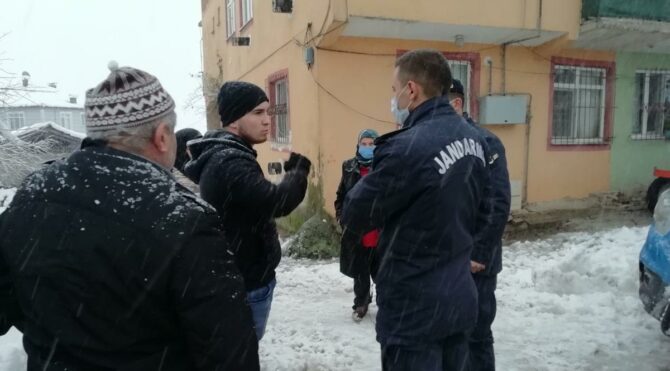 Kuş avlamak isterken akrabasını vurdu