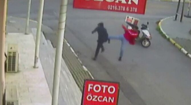 Kuyumcuya sahte altın veren şahsa motokuryeden uçan tekme