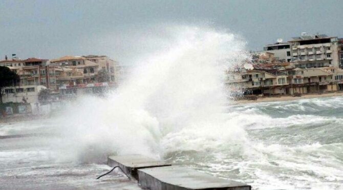 Lodos fırtınası, Çanakkale’de deniz ulaşımını aksatıyor