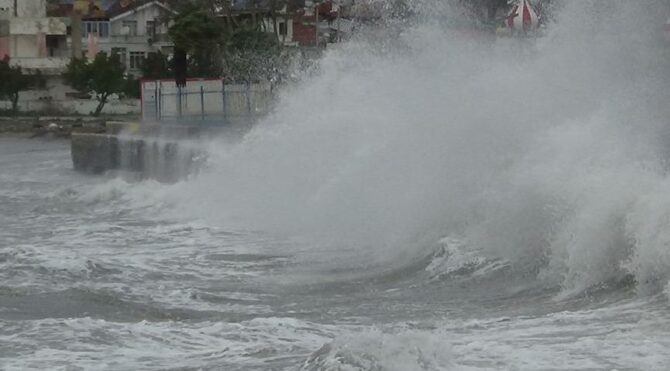 Lodos şiddetlendi, dev dalgalar sahillere vurdu