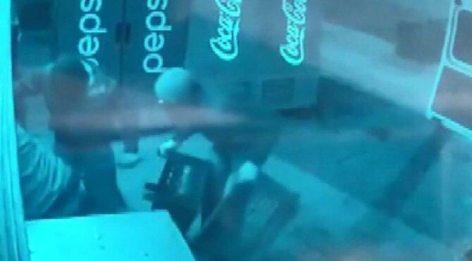 Manavdan aldıkları kasalarla tekel bayisini soydular