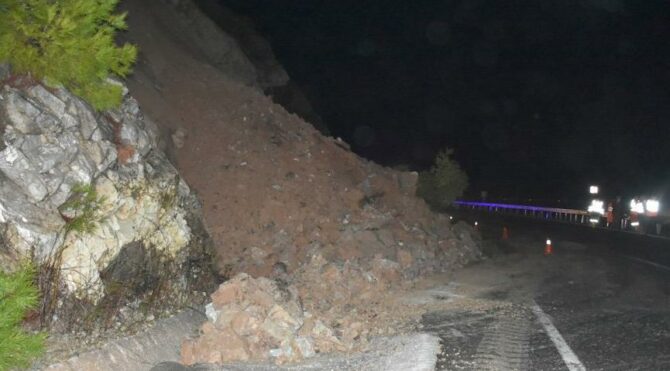 Marmaris’te heyelan kara yolunu trafiğe kapattı