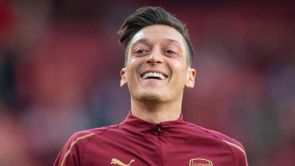 Mesut Özil’e maskeli gala