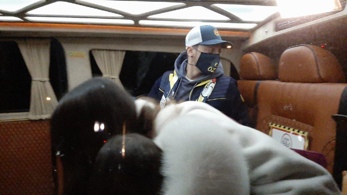 Mesut Özil, İstanbul’a iniş görüntülerini paylaştı… Uçakta hangi şarkıyı mırıldandı