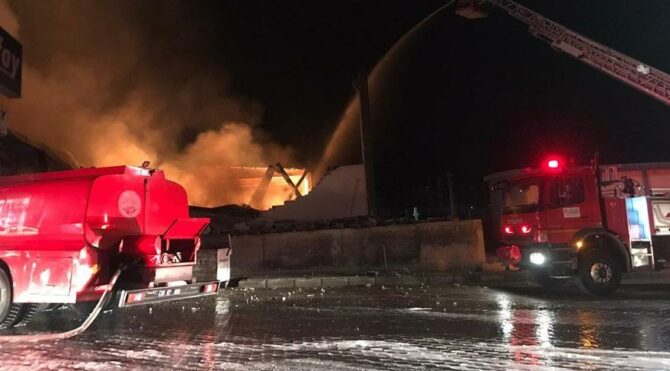 Mobilya fabrikasında korkutan yangın