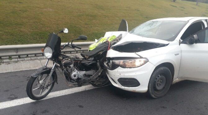 Motosiklet otomobile saplandı: Bir ölü
