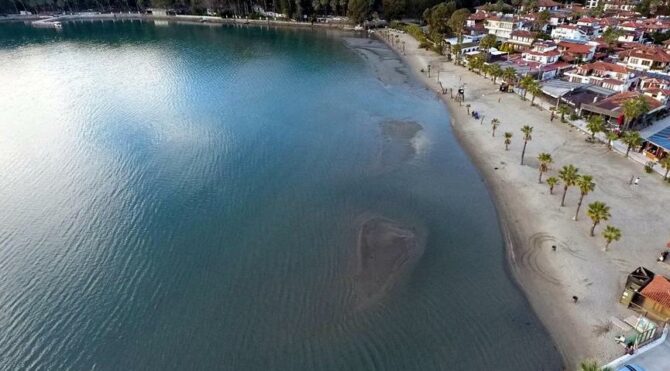 Muğla Akyaka’da deniz çekildi