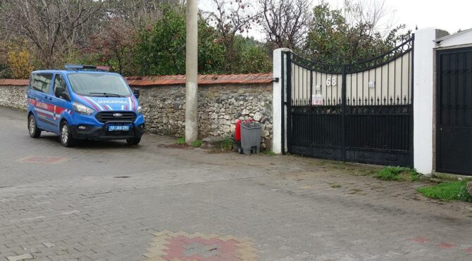 Mutasyonlu virüs görülen hastanın evi önünde jandarma temaslılar için nöbet tutuyor