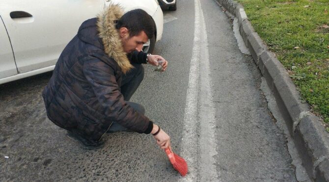 Narkotik polisi fırçayla asfalttan uyuşturucu süpürdü