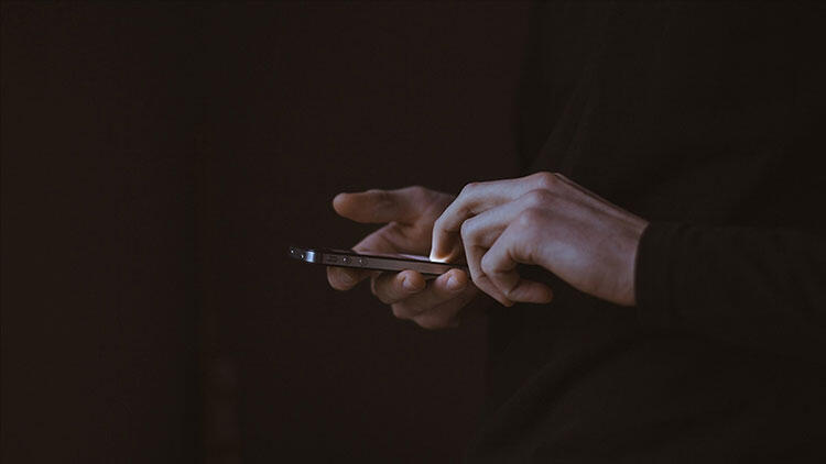 New York Times'tan çok konuşulacak akıllı telefon iddiası: İzinsiz kullanıyorlarmış!