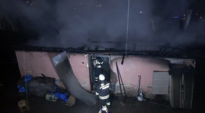 Ocakta unutulan yemek evi yaktı