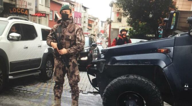 Okmeydanı’nda tüm giriş çıkışlar tutuldu