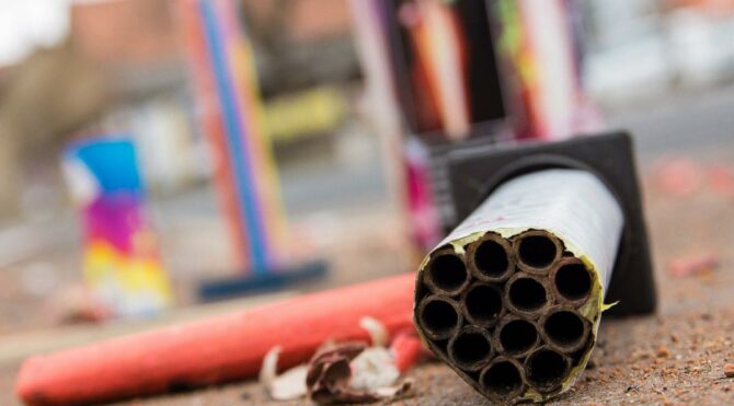 Omar’ın kazasından sonra… Havai fişek yeniden gündemde: Çok kolay alınıyor!