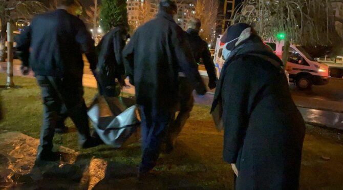 Önce bacanağını sonra kayınpederini pompalı tüfekle öldürdü