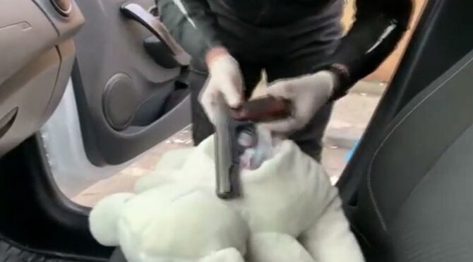 Oyuncak ayıdan silah çıktı