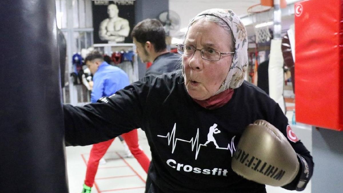 Parkinson hastası 74 yaşındaki yaşlı kadın sağlığı için 3 yıldır boks yapıyor
