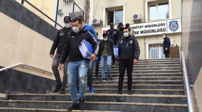 Polis çalınan 5 milyonluk altını buldu, mağdurlarına teslim etti