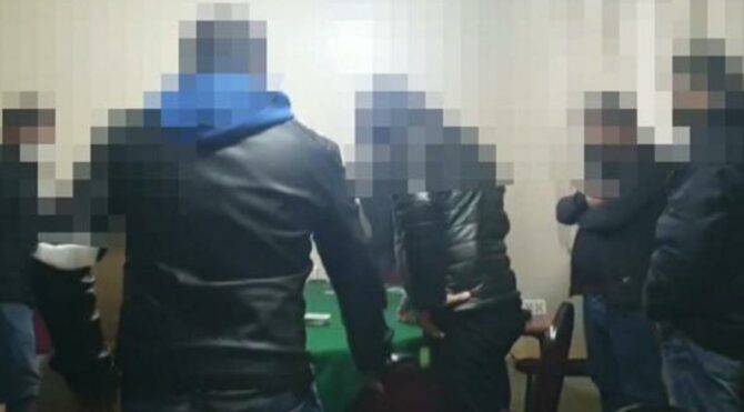 Polis koçbaşı ile kapıyı kırıp içeri girdi! Böyle yakalandılar