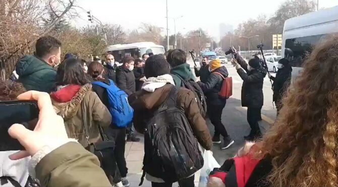 Polisle öğrenciler arasında ilginç diyalog: Yeni rektöre benziyorsunuz