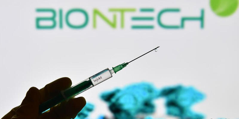 Polonya'da ünlü 18 kişiye vaktinden önce aşı yapıldı, soruşturma açıldı