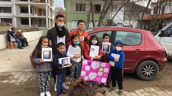Profesyonel oldu aldığı ilk parayla çocuklara tablet dağıttı