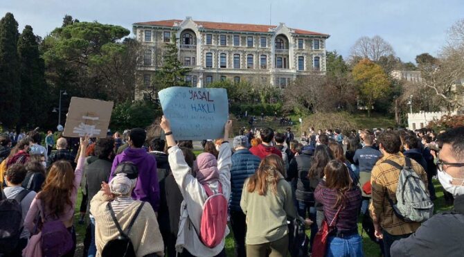 Rektör canlı yayında el salladı, öğrenciler yuhaladı