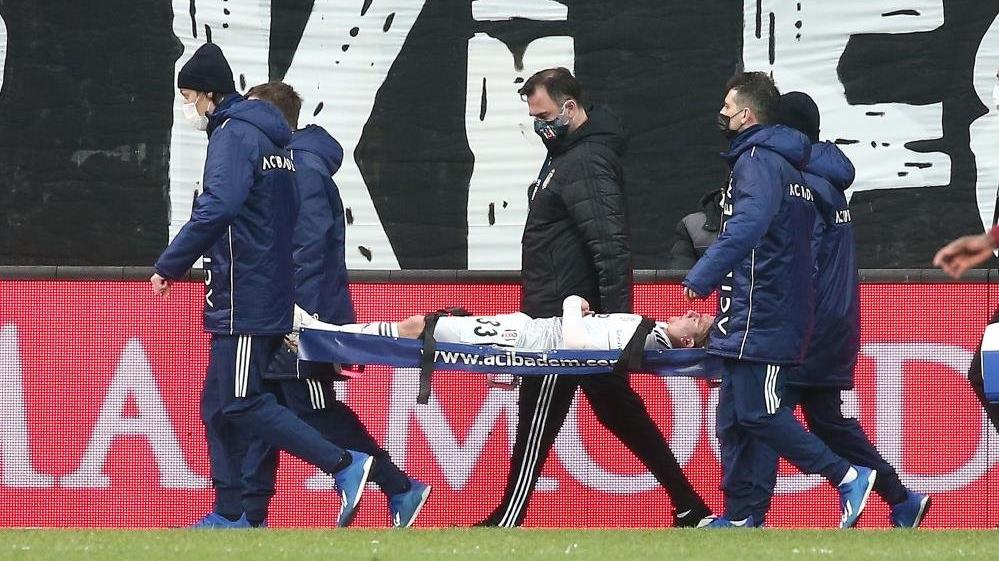 Rıdvan Yılmaz sakatlandı! Sedyeyle çıktı