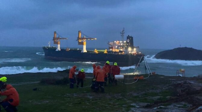 Riva açıklarında gemi karaya oturdu