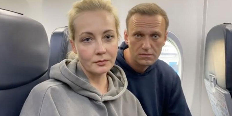 Rus muhalif Navalnıy, Berlin dönüşü Moskova'daki havaalanında gözaltına alındı