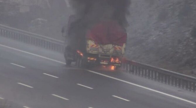 Sabun yüklü kamyon alev alev yandı