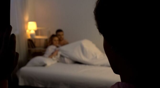 Sadakatsiz eşini takip eden kadına mahkemeden şok