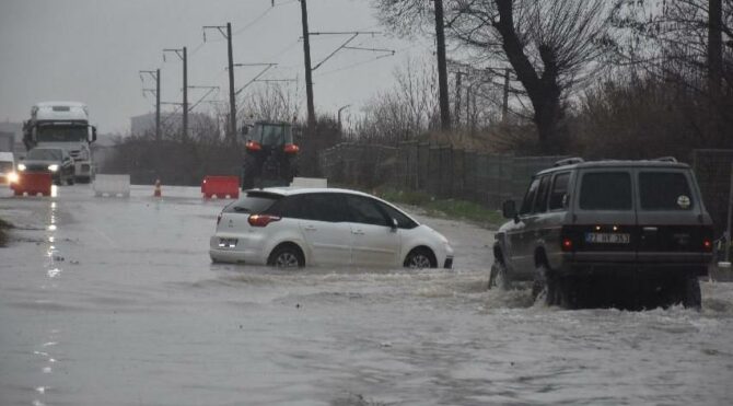 Sağanak Edirne’den giriş yaptı yollar göle döndü