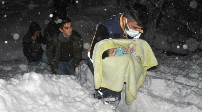 Sağlıkçılar yoğun kara rağmen 7 aylık bebeği ulaştılar…