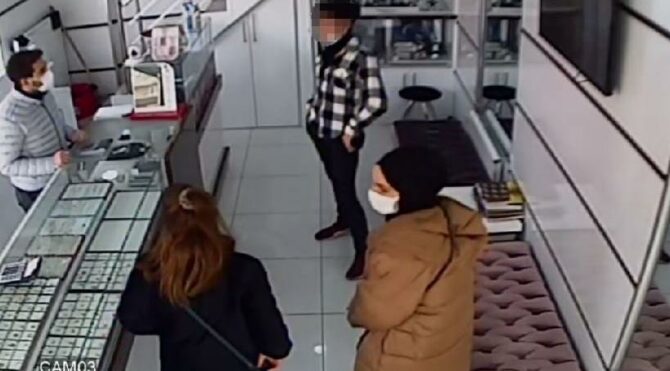 Sahte altınları ev hanımları aracılığıyla piyasaya sürdüler