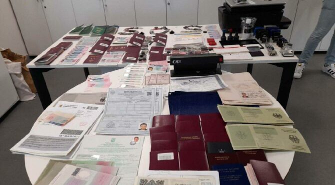 Sahte seyahat belgesi operasyonu! ‘Doktor’ yakalandı…