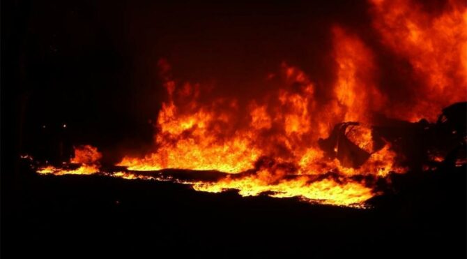 Sanayi sitesinde iş yerleri alev alev yandı