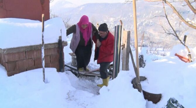 Sevdiği kadın için iki dağ arasına 70 metrelik teleferik yaptı