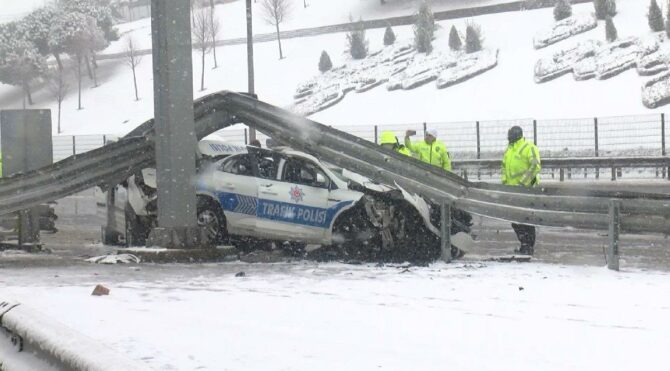 Sivil polis aracı trafik polisi aracına çarptı: Üç yaralı