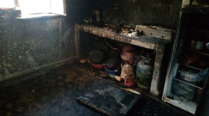 Sobayı benzinle tutuşturmak isteyince evi yaktı