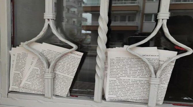 Sokağa çıkmak yasak ama şeriat bildirisi dağıtmak serbest