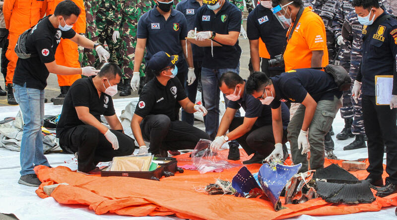 Son dakika... Endonezya'da düşen uçağın kara kutusunun yeri tespit edildi