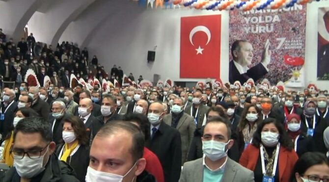 Son dakika… Erdoğan’ın gözü önünde oldu! AKP kongrelerinde sıfır sosyal mesafe!