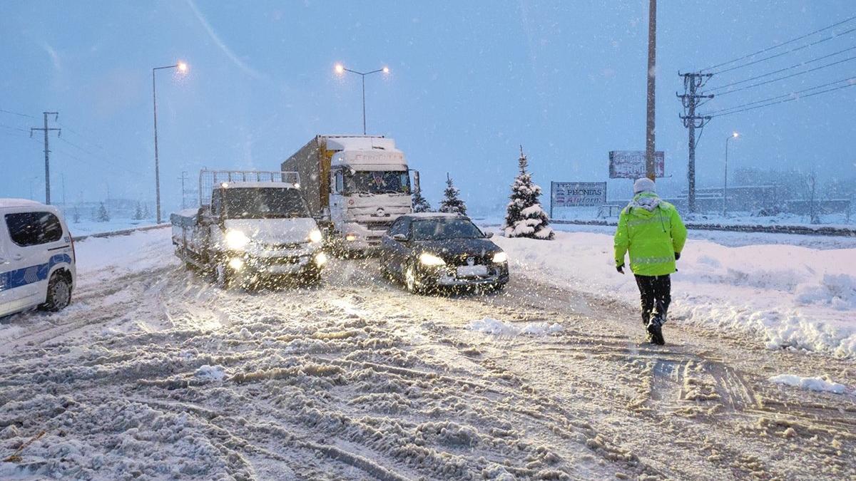 Son dakika... Kar etkisini arttırdı! İstanbul istikameti ulaşıma kapandı
