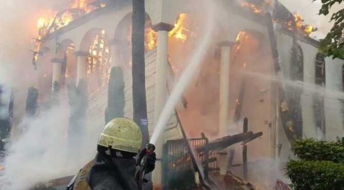 Son dakika… Yanan Vaniköy Camii için dava açılmayacak