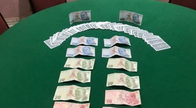 Sosyal mesafeyi hiçe sayıp kumar oynayanlara ceza yağdı