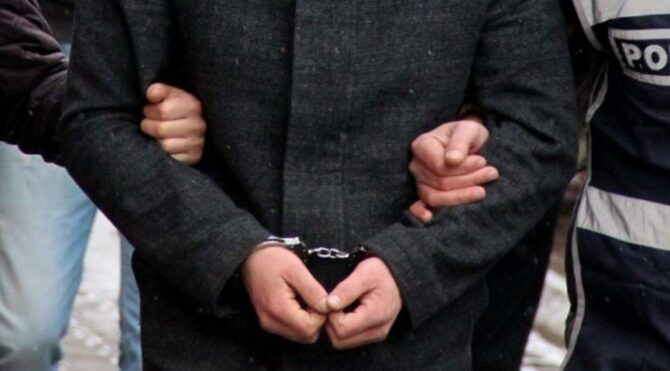 Sucuk, lokum, sigara ve para isteyen memur rüşvetten tutuklandı