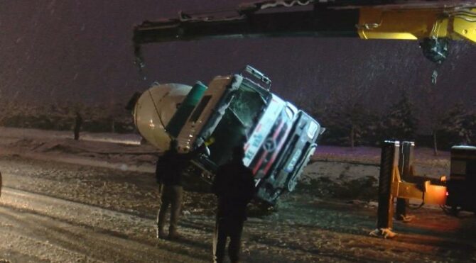 Sultangazi’de beton mikseri devrildi