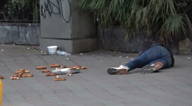 Taksim Meydanı’nda bayılma numarasıyla duygu sömürüsü