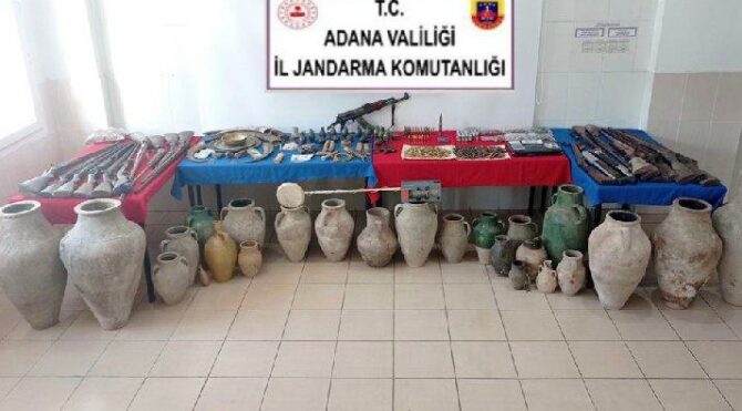 Tarihi eser kaçakçılarının evinden cephanelik çıktı…